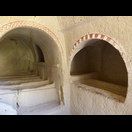 Eine Kapelle mit Gräbern